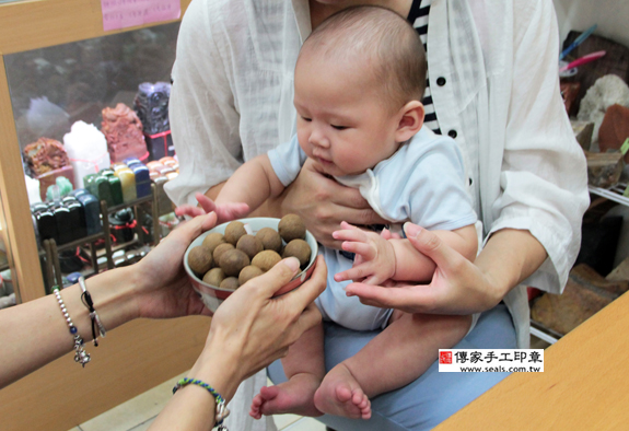 張寶寶(新北永和區嬰兒寶寶滿月剃頭理髮、免費嬰兒剃胎毛儀式吉祥話)。中國風會場，爸媽寶貝免費穿「日中韓」古裝禮服。專業拍照、DVD光碟、證書。★購買「臍帶章、肚臍章、胎毛筆刷印章」贈送：剃頭、收涎、抓周，三選一。 2015.09.05 照片8